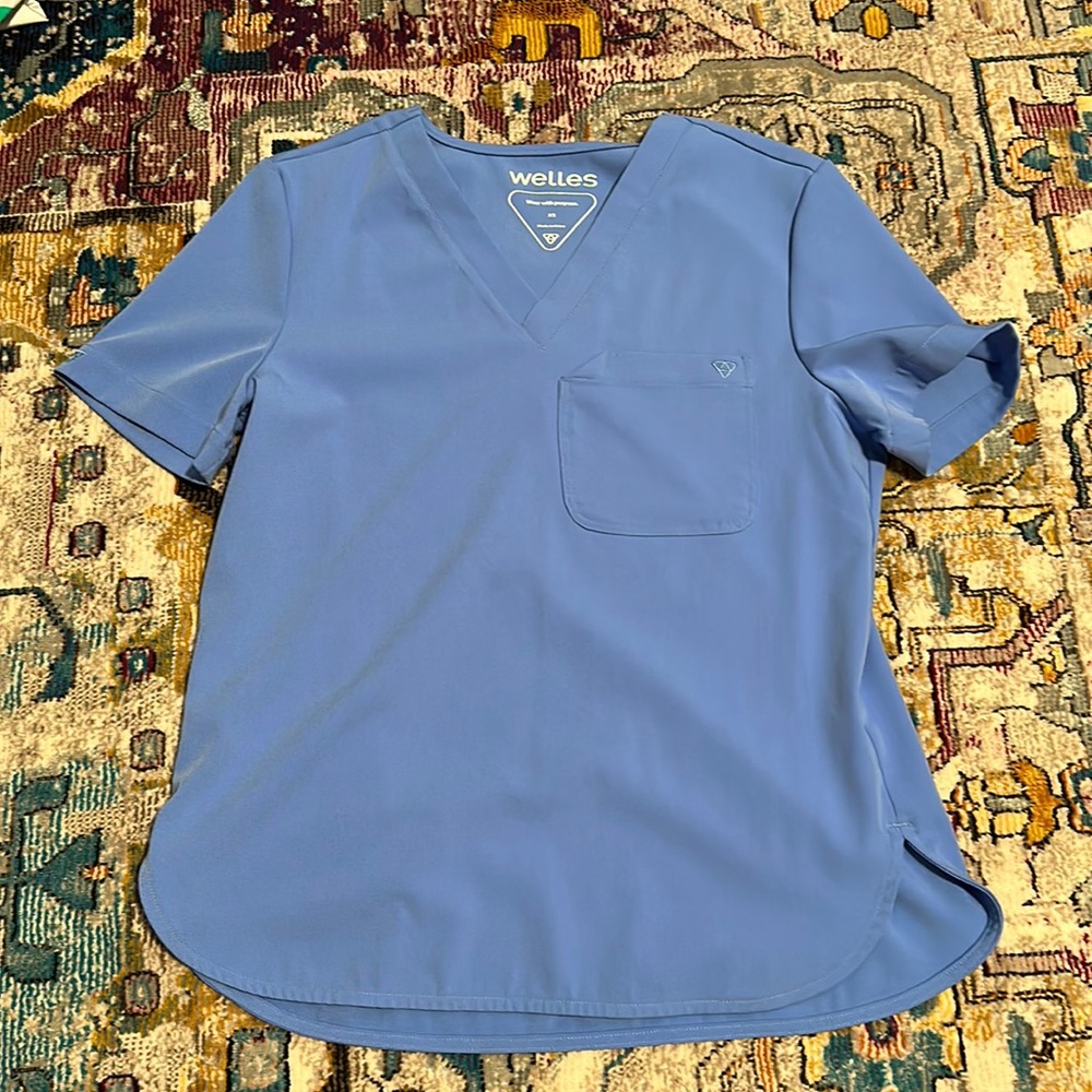 WELLES Scrub Top
